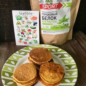 Protein-vegetable pancakes with tomatoes and herbs