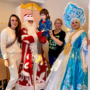 The Bionova team together with Dr. Natalia Zubareva gave gifts to the Elizabethan Hospice before the New Year